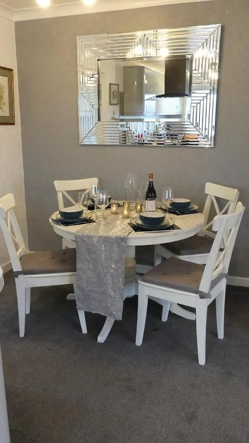 The Bungalow A Tranquil 3 Bedroom Property Close To Beach Lytham St Annes Holiday home