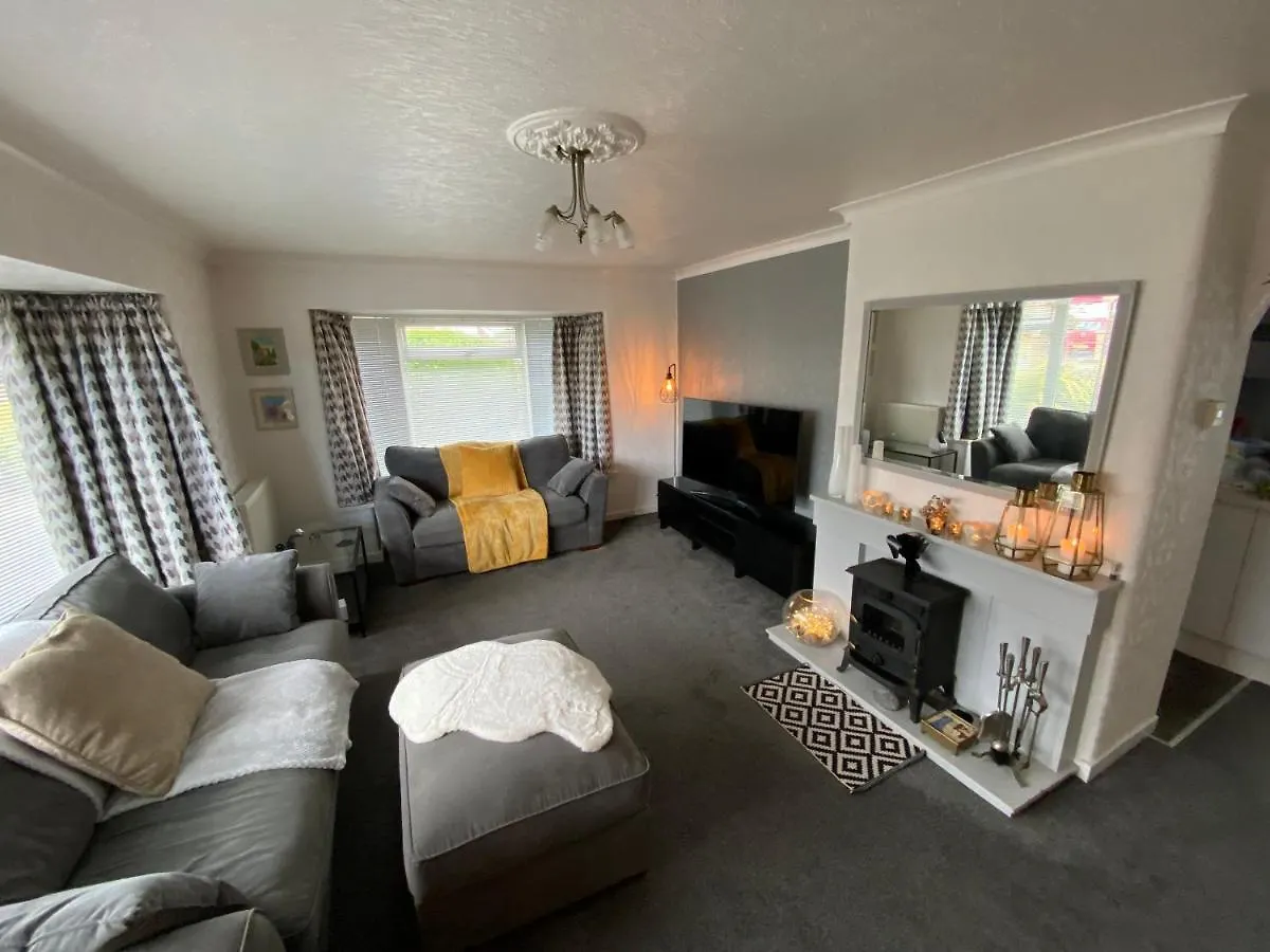 The Bungalow A Tranquil 3 Bedroom Property Close To Beach Lytham St Annes Holiday home