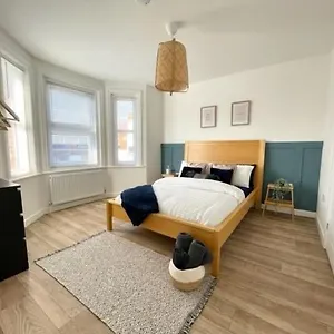 Central, Bright & Spacious - Parking Included , Bournemouth United Kingdom