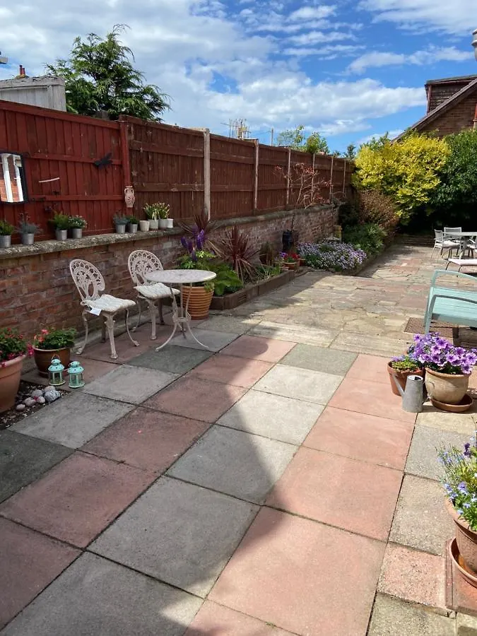 The Bungalow A Tranquil 3 Bedroom Property Close To Beach Lytham St Annes Regno Unito