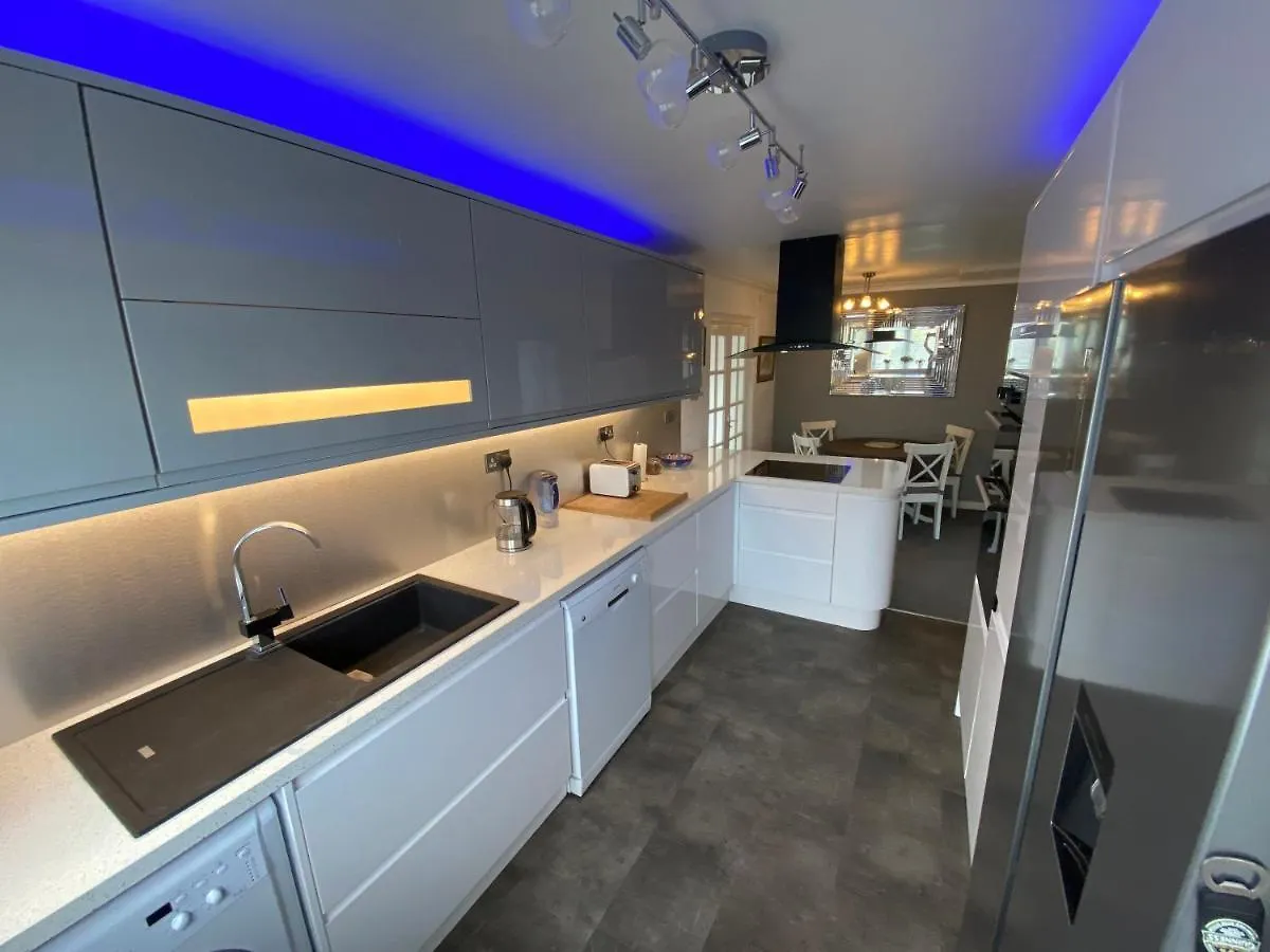 The Bungalow A Tranquil 3 Bedroom Property Close To Beach Lytham St Annes 0*,